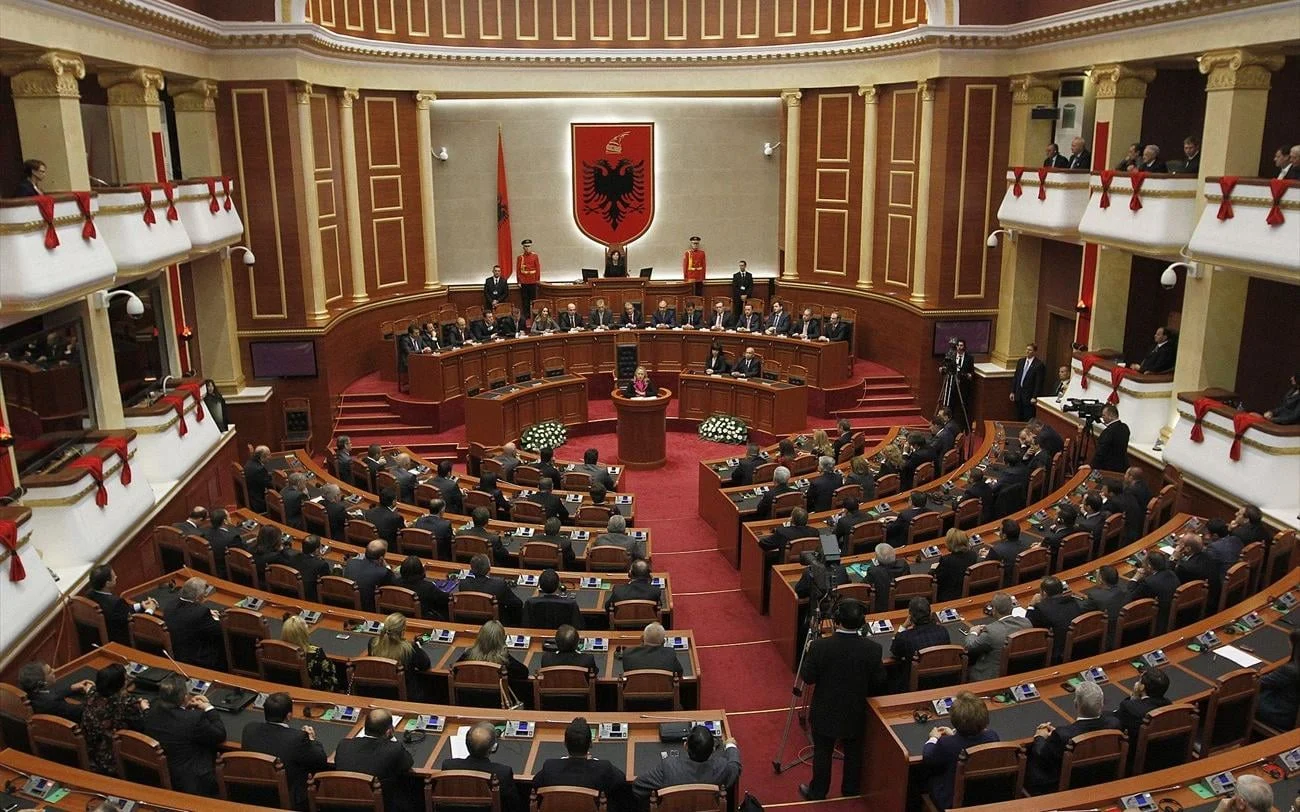 Αλβανία: Χειροδικίες στη Βουλή, βουλευτές στα χέρια
