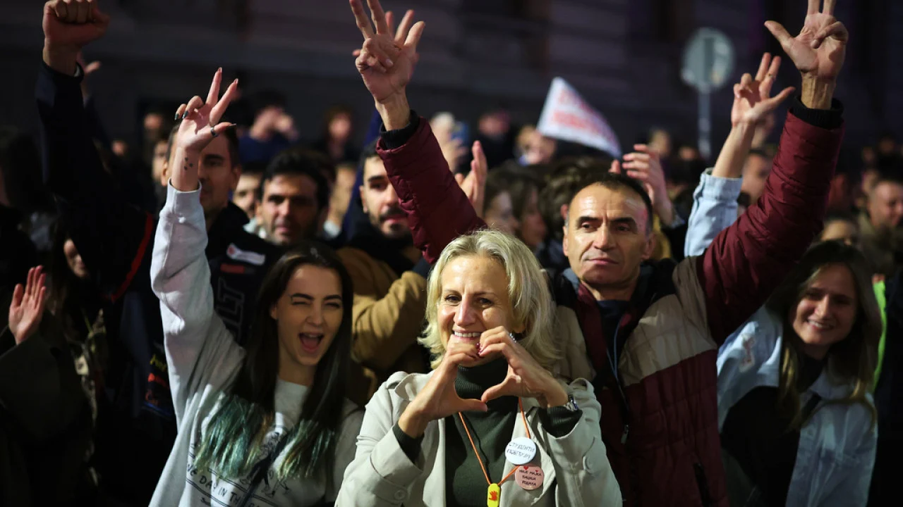 Με πιτζάμες ταξιδεύουν στην Αθήνα οι Σέρβοι της Βόρειας Ελλάδας