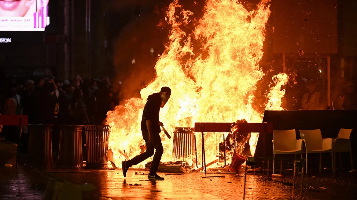 Ιταλία: Κανόνι νερού σαρώνει διαδηλώτρια στο έδαφος