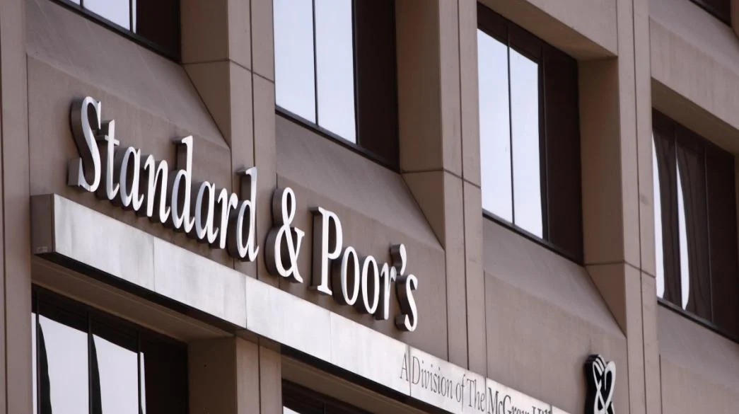 S&P: Πλεόνασμα 3,8% και υπέρβαση 1,1 δισ. στον προϋπολογισμό