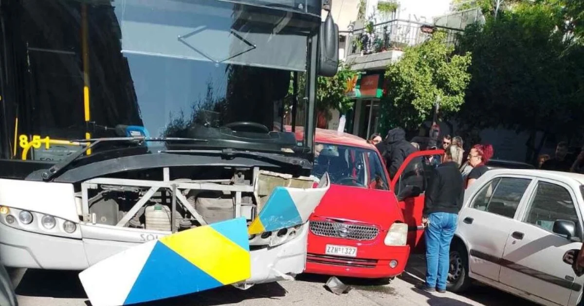 Καλλιθέα: ΙΧ παραβίασε stop και καρφώθηκε σε λεωφορείο