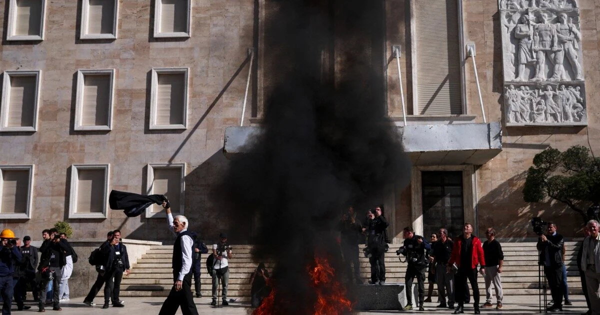 Στις φλόγες τα καθίσματα διαλόγου του Ράμα στα Τίρανα