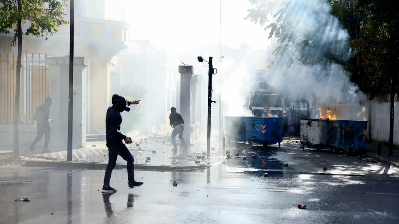 Μασκοφόροι έως το γραφείο Ράμα - Αύρες έστησαν φραγμό