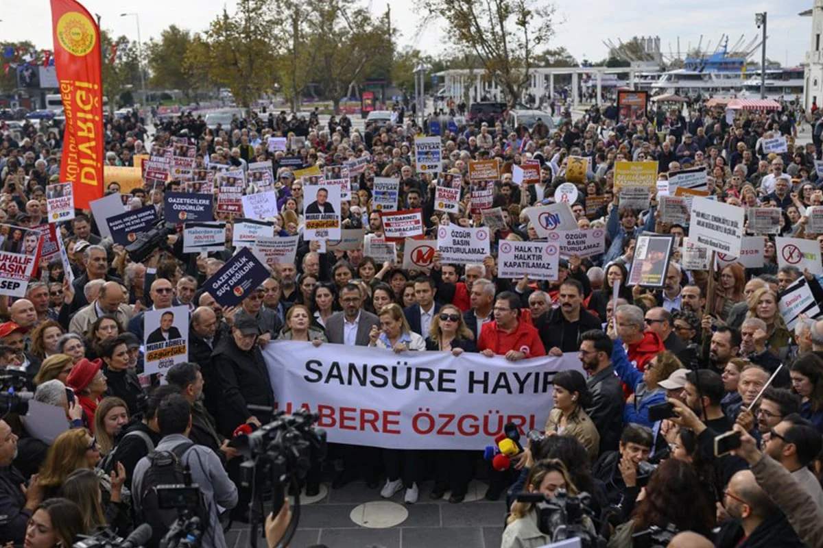 Στους δρόμους οι δημοσιογράφοι της Τουρκίας κατά της λογοκρισίας