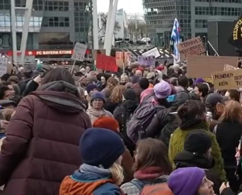 Στο στόχαστρο ο Μερτς: οργή στα γερμανικά αεροδρόμια