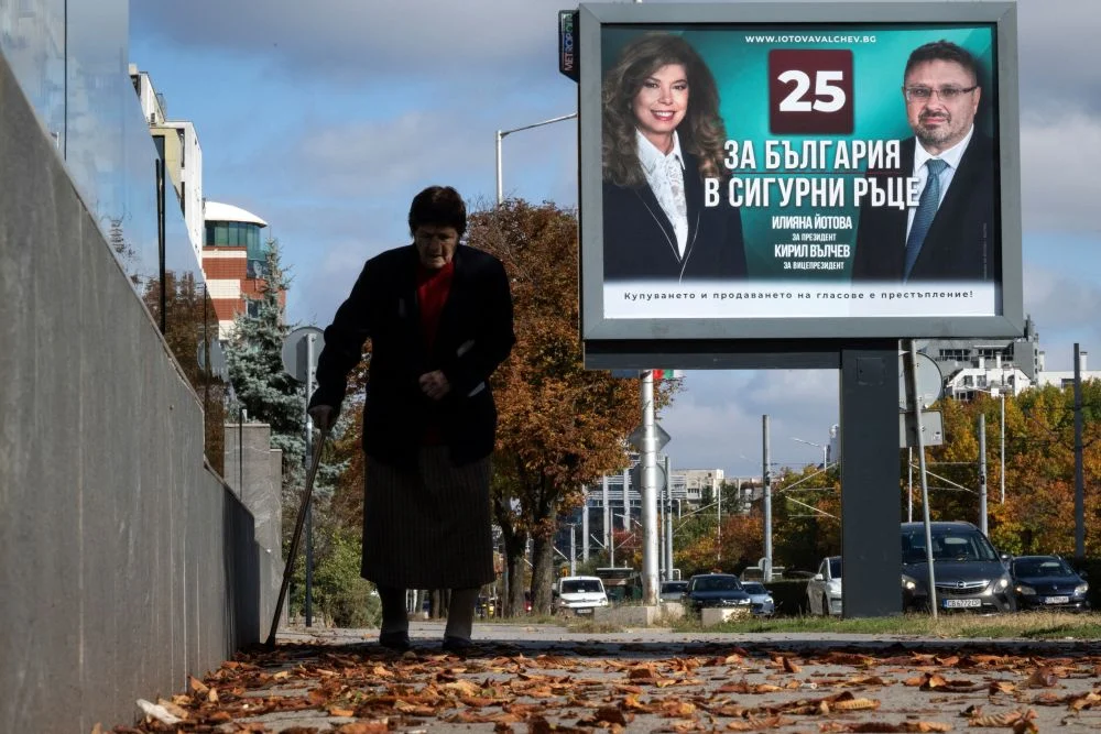 Βουλγαρία στις κάλπες με προβάδισμα Γιότοβα και σκιά drones
