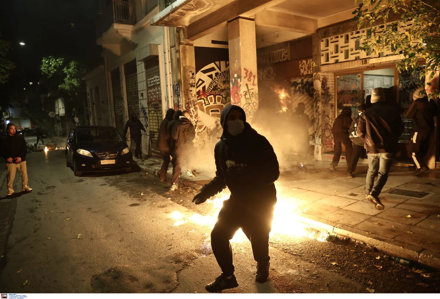 Εξάρχεια: Πέτρες κατά πυροσβεστών και δύο συλλήψεις