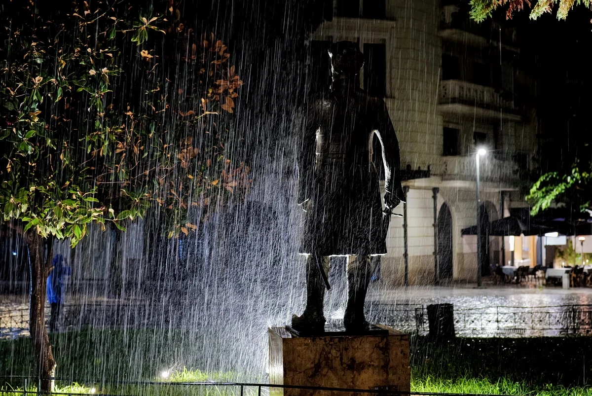 Ποτάμια οι δρόμοι σε Μάνδρα και Γλυφάδα από την καταιγίδα