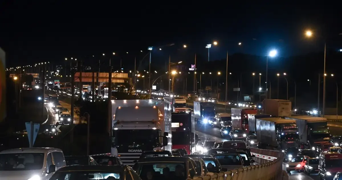 Τροχαίο στις Τρεις Γέφυρες: Βανάκι έριξε κολόνα στον Κηφισό