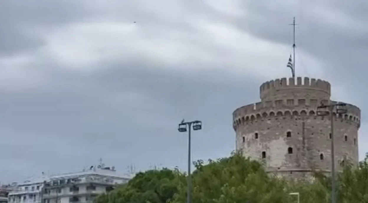 Με 21 κανονιοβολισμούς υψώθηκε η σημαία στον Λευκό Πύργο