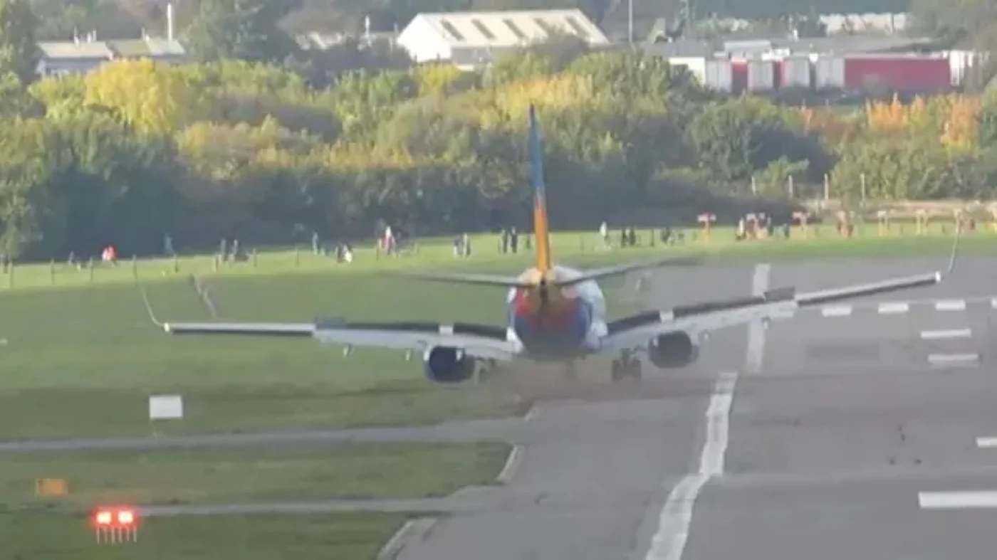 Αεροσκάφος της Jet2 βγαίνει εκτός διαδρόμου στο Μπέρμιγχαμ