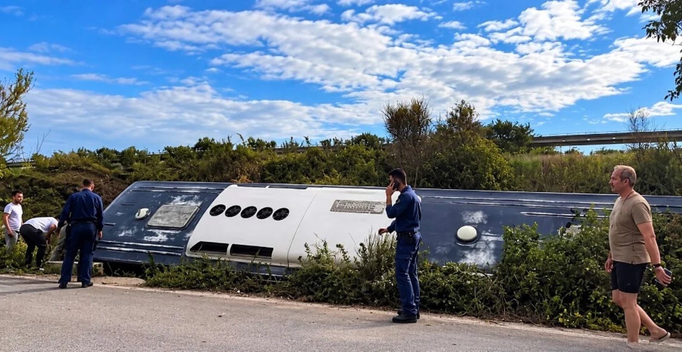 Ιόνια Οδός: Ανατροπή λεωφορείου του Ναυτικού με 13 τραυματίες