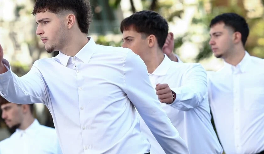 Παρέλαση: Ο μαθητής από τη Νιγηρία που κράτησε τη σημαία