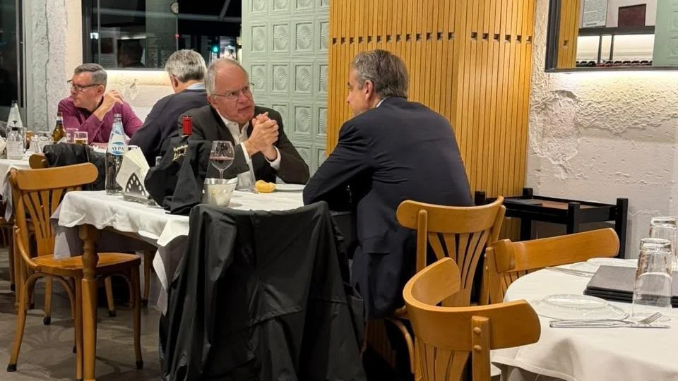 Σουτζουκάκια και γύρος στη «Διάβαση» για Μητσοτάκη και Τασούλα