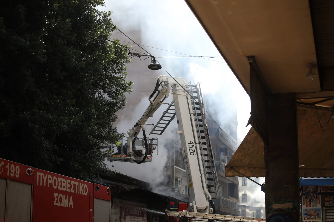 Φωτιά σε ψησταριά κοντά στην Ομόνοια - Μαρτυρίες περιοίκων