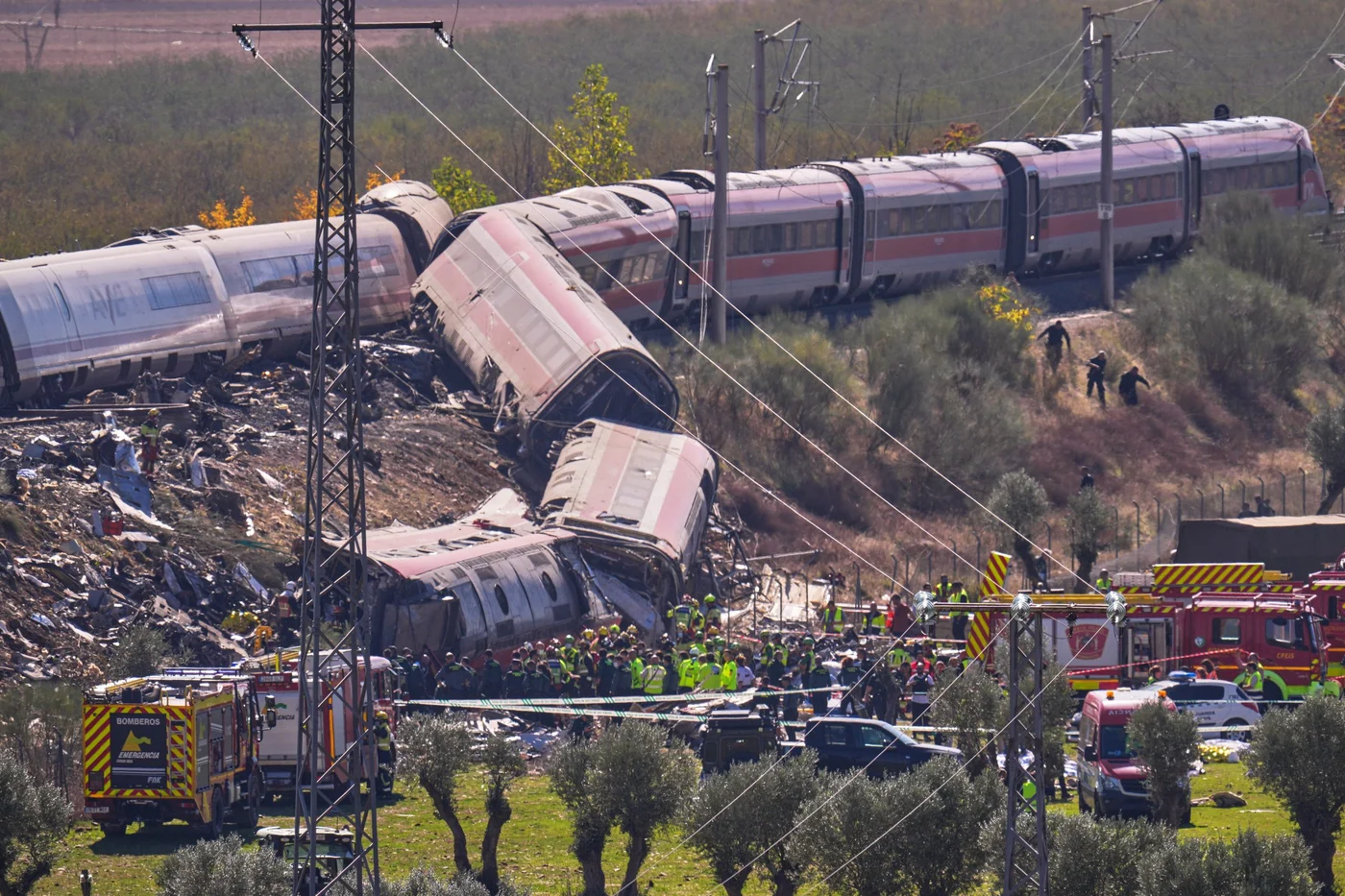 Ισπανία: 64 νεκροί, ψάχνουν επιζώντες στα συντρίμμια τρένων