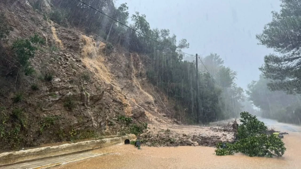 Πνίγηκε στη βροχή η Σκιάθος, κλειστός ο δρόμος για Κουκουναριές