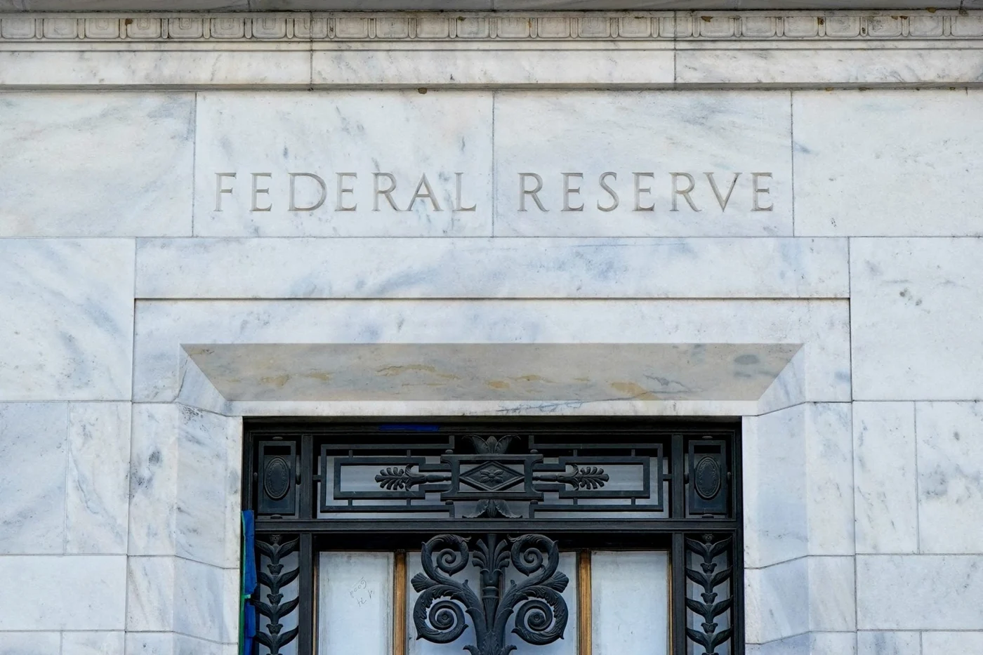 Η Fed διατηρεί αμετάβλητα τα επιτόκια στο 3,75%-4,00%