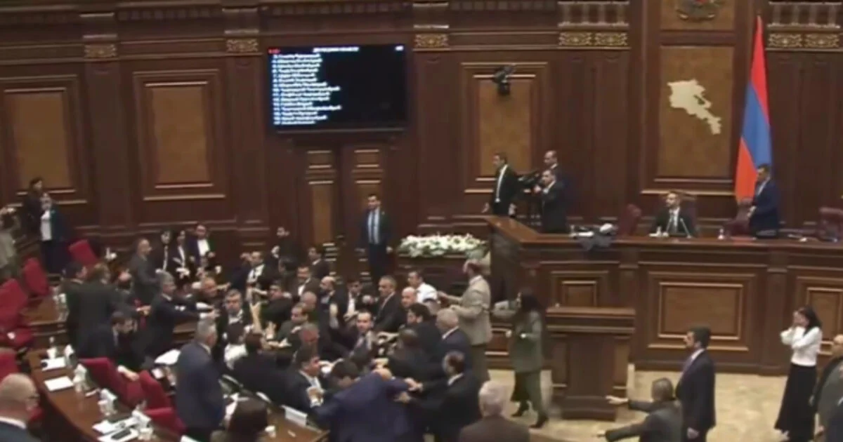 Πεδίο μάχης το αρμενικό κοινοβούλιο: βουλευτές στα χέρια