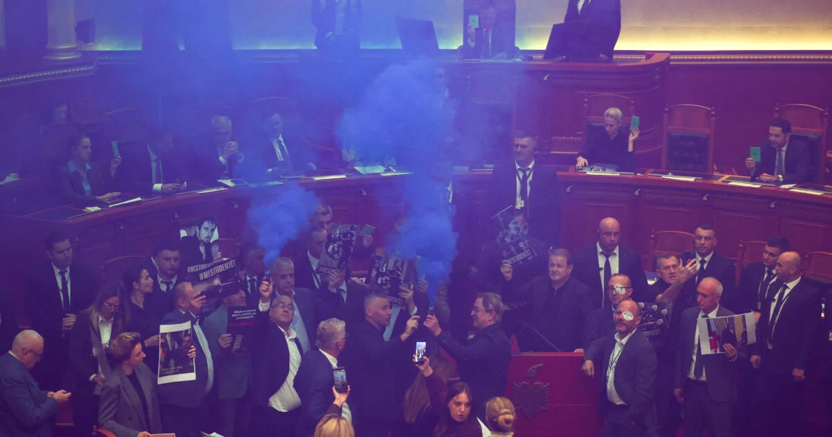 Χάος στη Βουλή της Αλβανίας με φωτοβολίδες και επεισόδια
