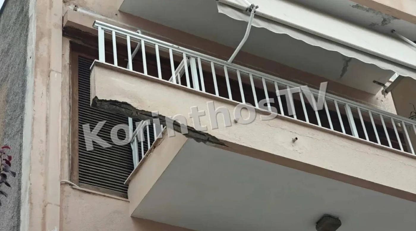 Κομμάτια από μπαλκόνι έπεσαν στο κέντρο της Κορίνθου