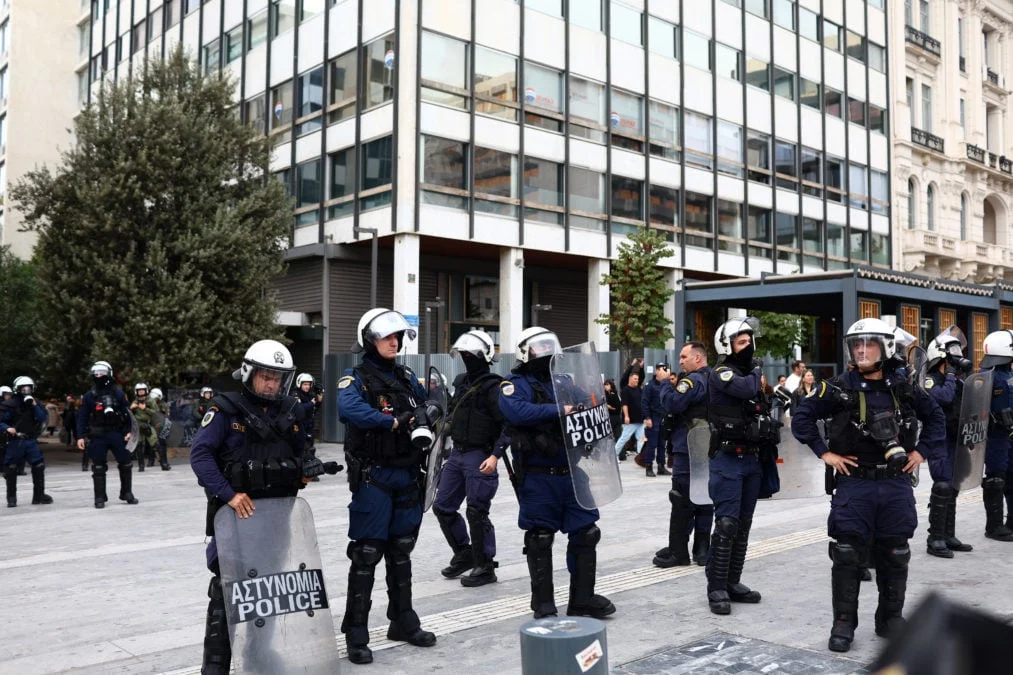 Σύλληψη για βεγγαλικά και τέσσερις προσαγωγές στην πορεία