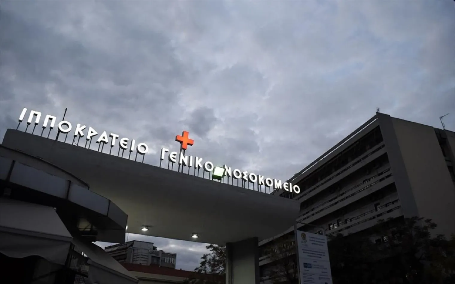 ασθενοφόρο ΕΚΑΒ με συνοδεία αστυνομίας σε αυτοκινητόδρομο