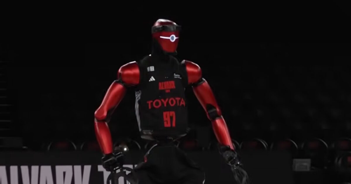 Το ρομπότ CUE7 της Toyota παίζει μπάσκετ στο Τόκιο