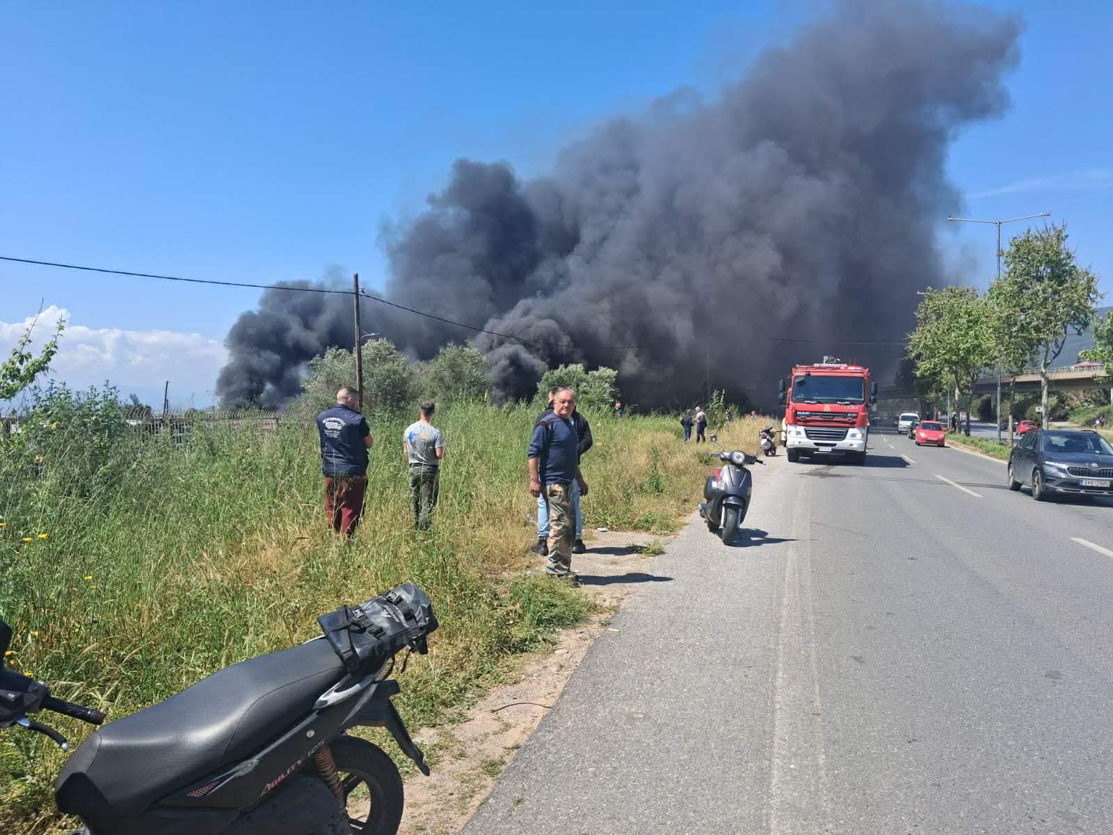 Πυροσβέστες επιχειρούν κατάσβεση φωτιάς στη Καλαμάτα