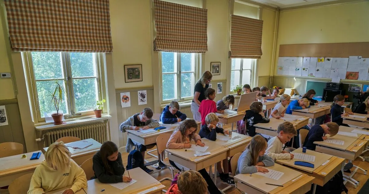 μαθητές με βιβλία και τετράδια στη Σουηδία