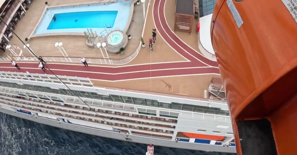 Ελικόπτερο Super Puma αεροδιακομιδή κρουαζιερόπλοιο Λήμνο