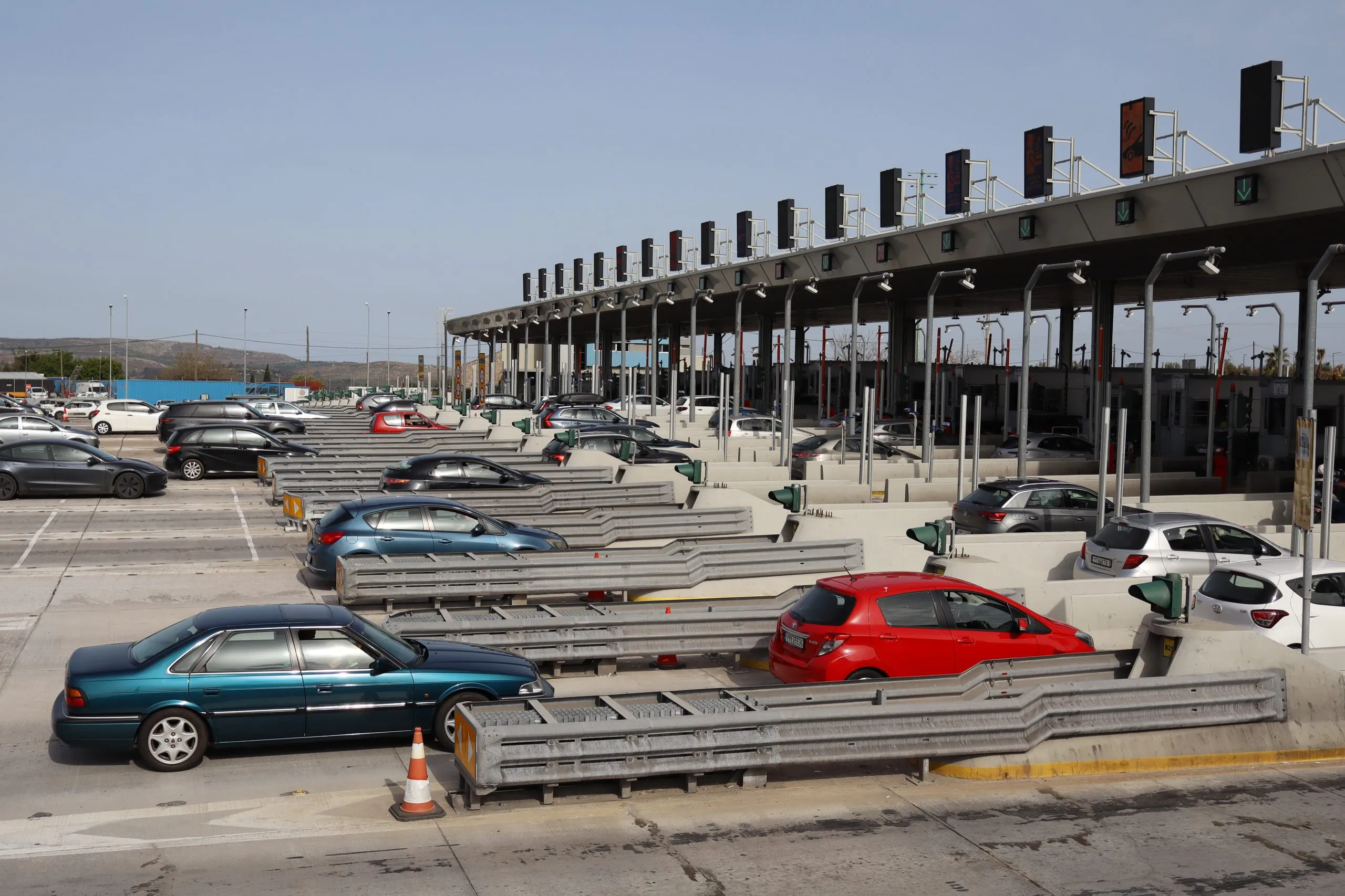 Κυκλοφοριακό κομφούζιο στην Αττική Οδό για την έξοδο Πρωτομαγιάς