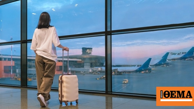 Αεροπλάνο σε διάδρομο αεροδρομίου με δεξαμενές καυσίμων