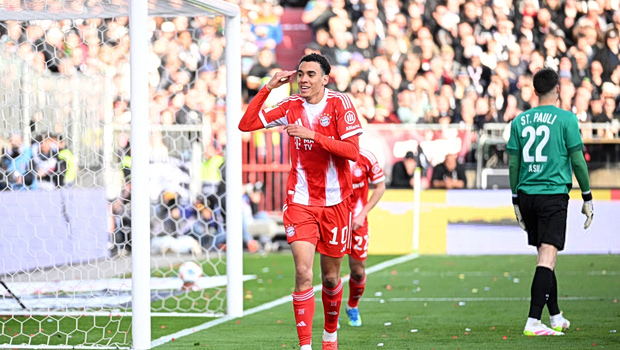 Μπάγερν Μονάχου παίκτες πανηγυρίζουν γκολ επί Σαν Πάουλι