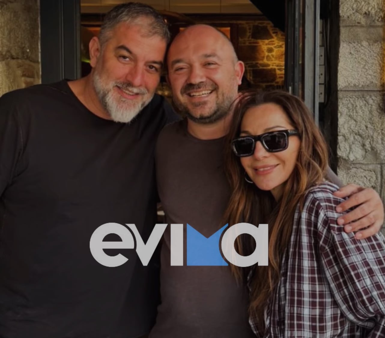 Δέσποινα Βανδή και Βασίλης Μπισμπίκης στο ουζερί Τσαφ Χαλκίδα