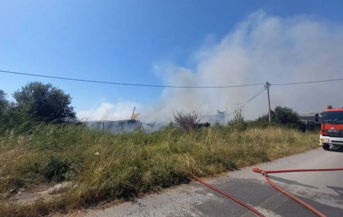 Πυροσβέστες επιχειρούν κατάσβεση φωτιάς στη Καλαμάτα