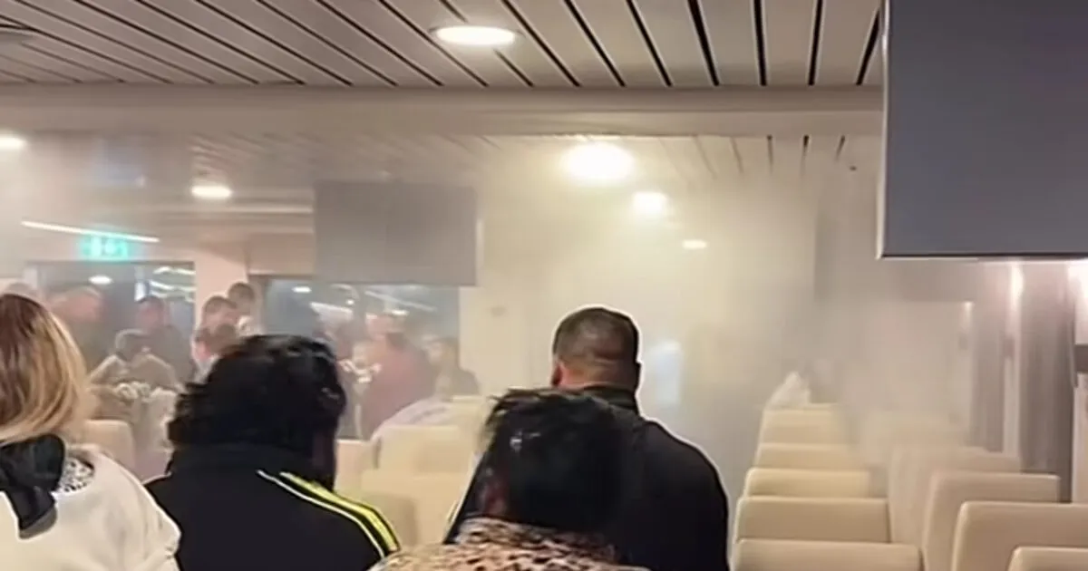 Πλοίο Νήσος Σάμος στο λιμάνι του Πειραιά