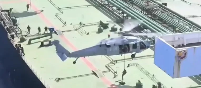 Αμερικανοί στρατιώτες στο κατάστρωμα τάνκερ Ινδικός Ωκεανός