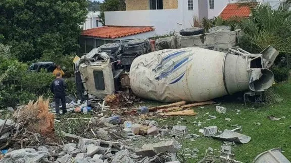 Μπετονιέρα κατέληξε αυλή σπιτιού Ρόδο ατύχημα