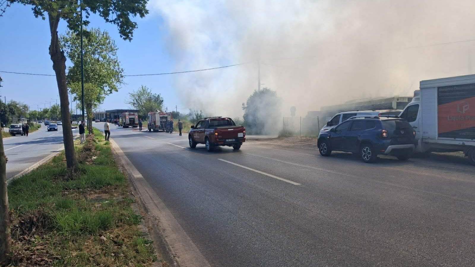Πυροσβέστες επιχειρούν κατάσβεση φωτιάς στη Καλαμάτα