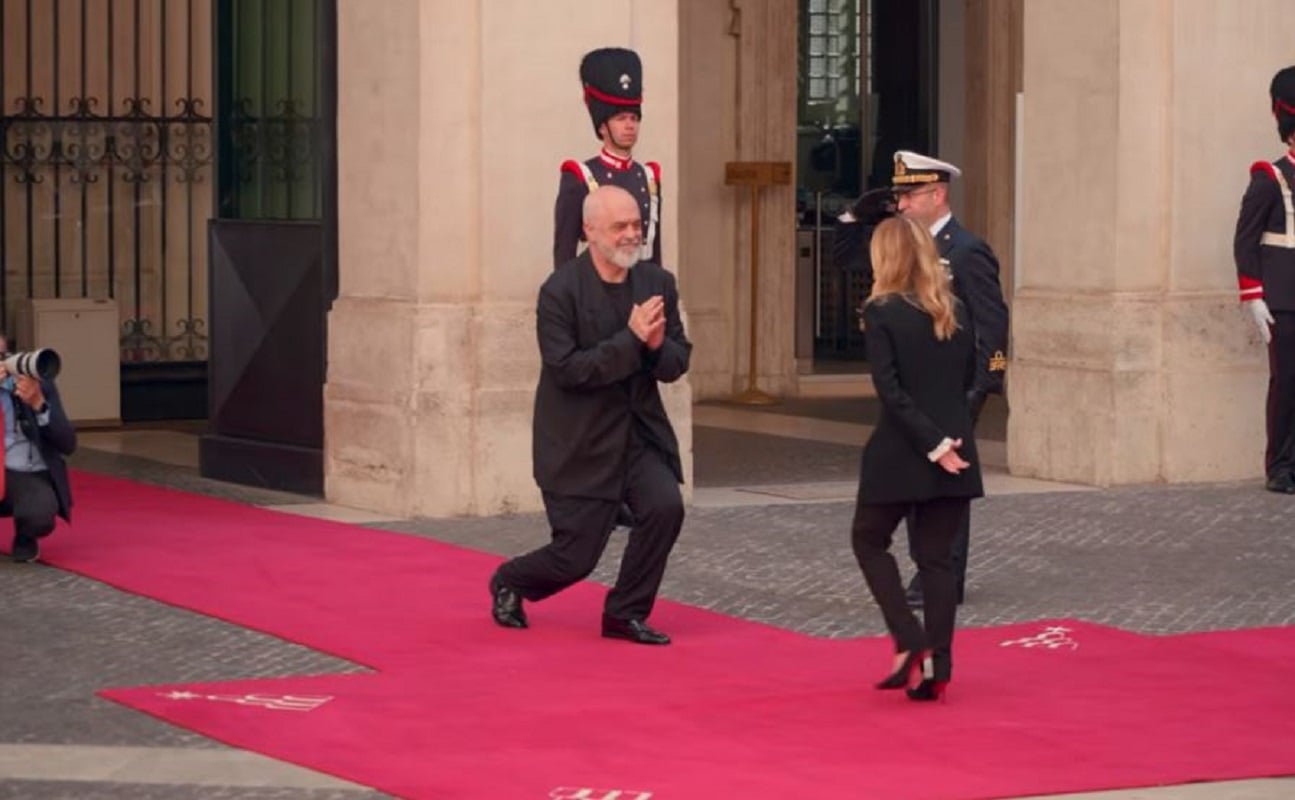 Έντι Ράμα γονατίζει μπροστά στην Τζόρτζια Μελόνι Palazzo Chigi