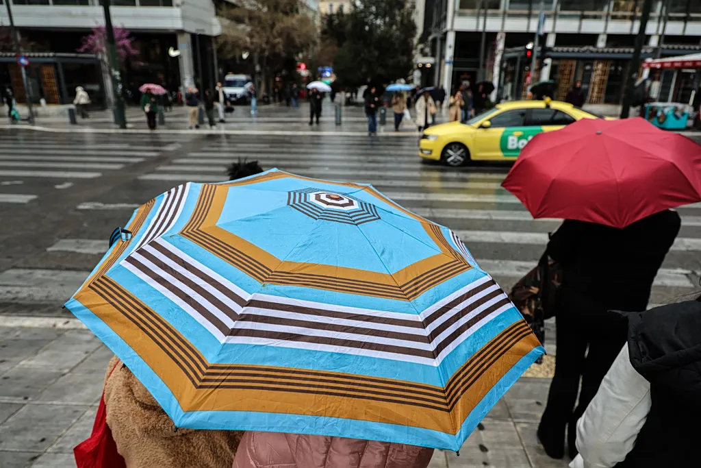 συννεφιασμένος ουρανός και βροχή σε ελληνική πόλη Μάιος