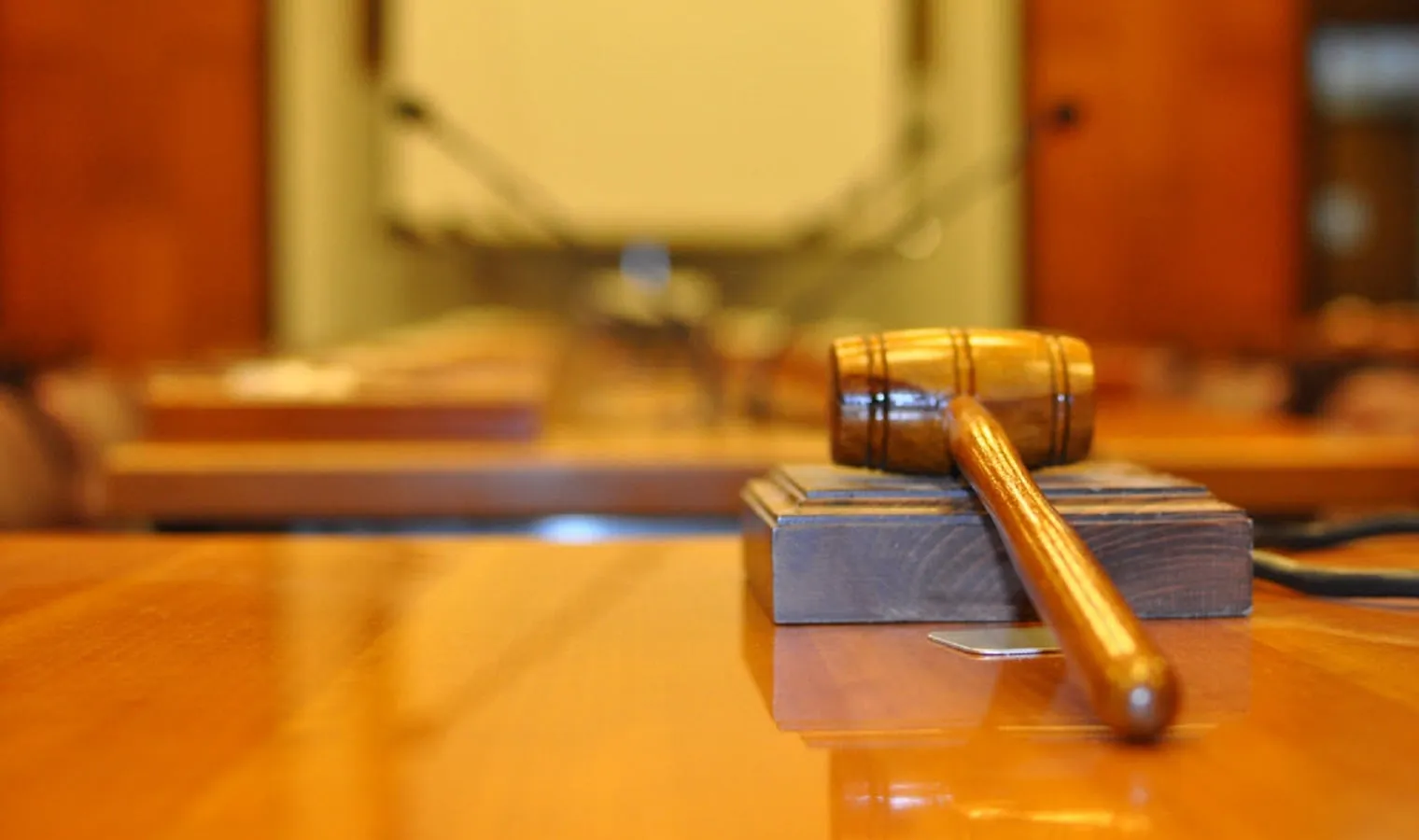 Δικαστική αίθουσα με παλαιωμένα φωτιστικά οροφής