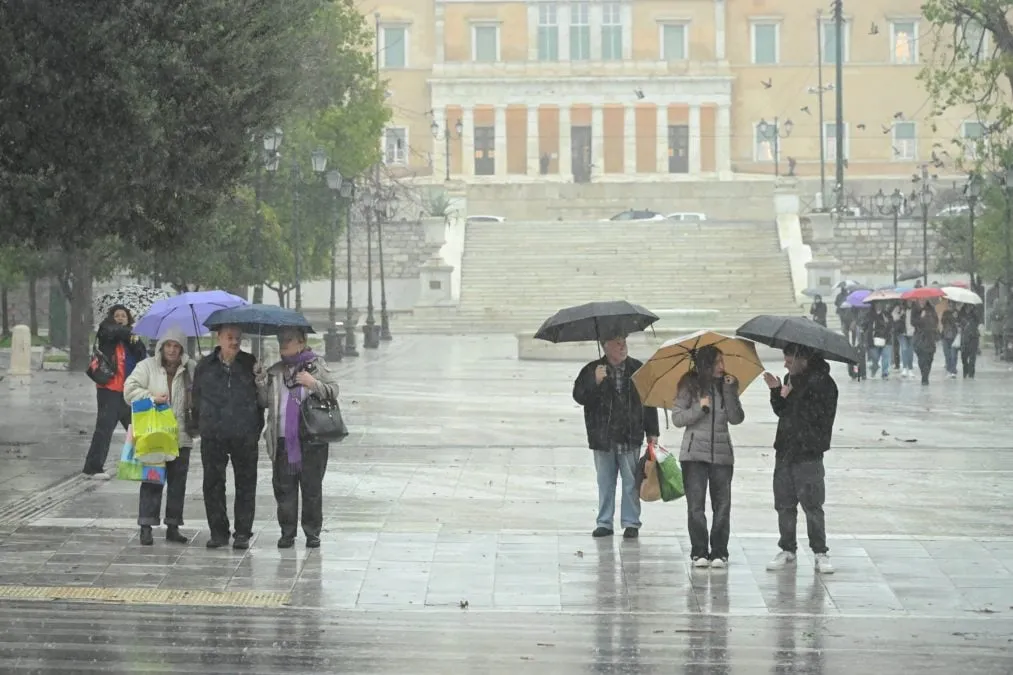 συννεφιασμένος ουρανός και βροχή σε ελληνική πόλη Μάιος