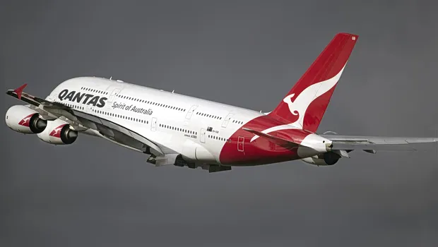 Αεροσκάφος Qantas στον αέρα πάνω από τον ωκεανό