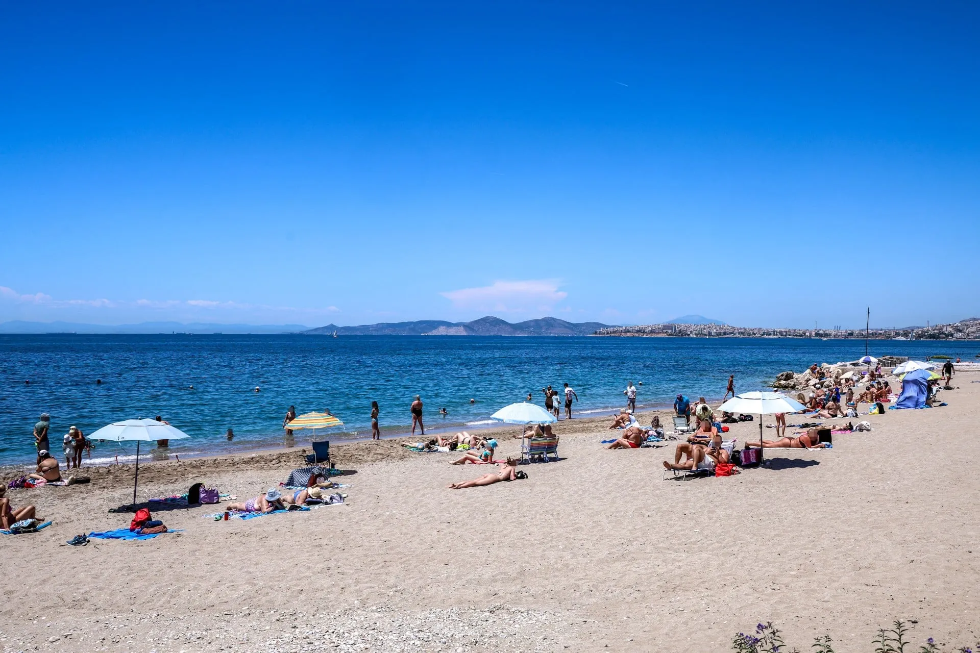 Αίθριος καιρός με λιακάδα και μπλε ουρανό