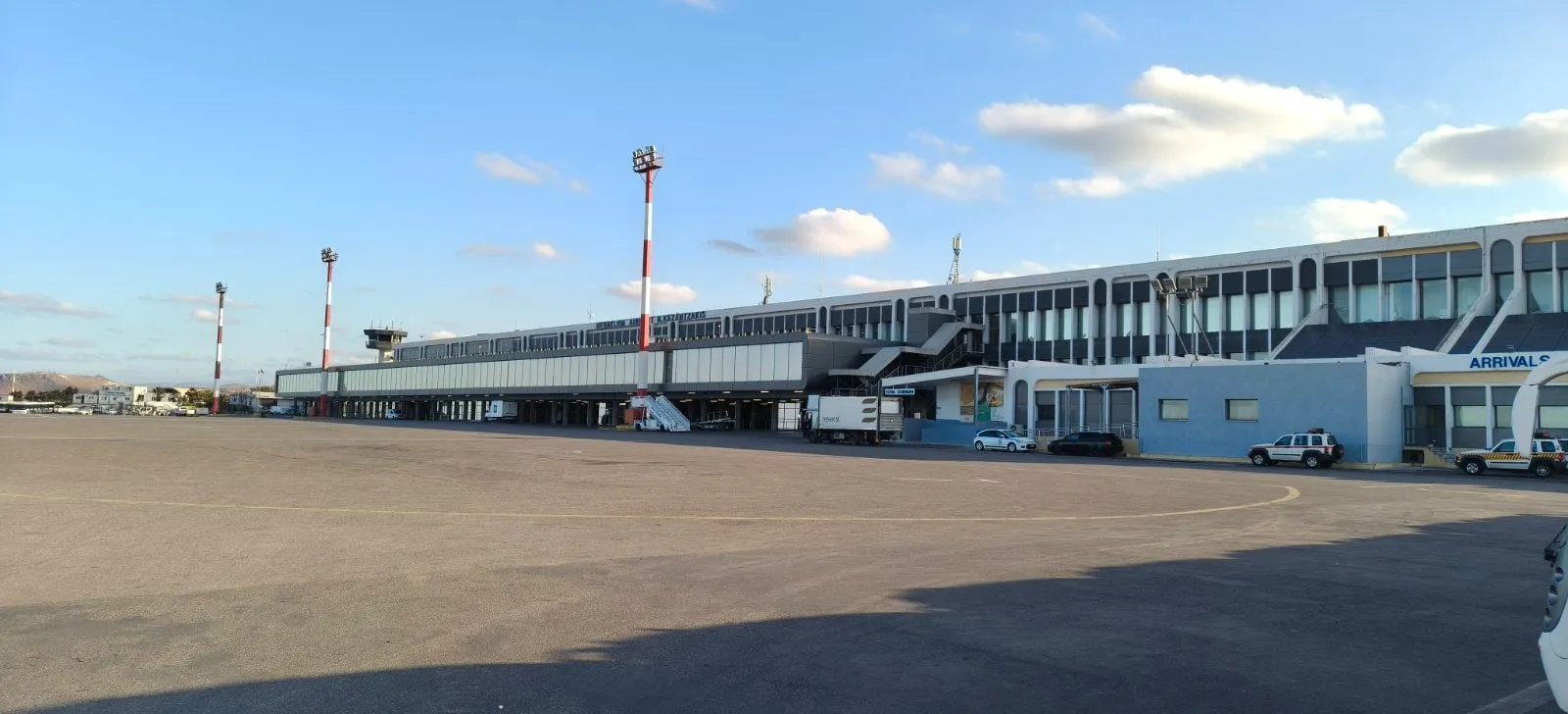 επιβάτες σε ελληνικό αεροδρόμιο άνοιξη 2026