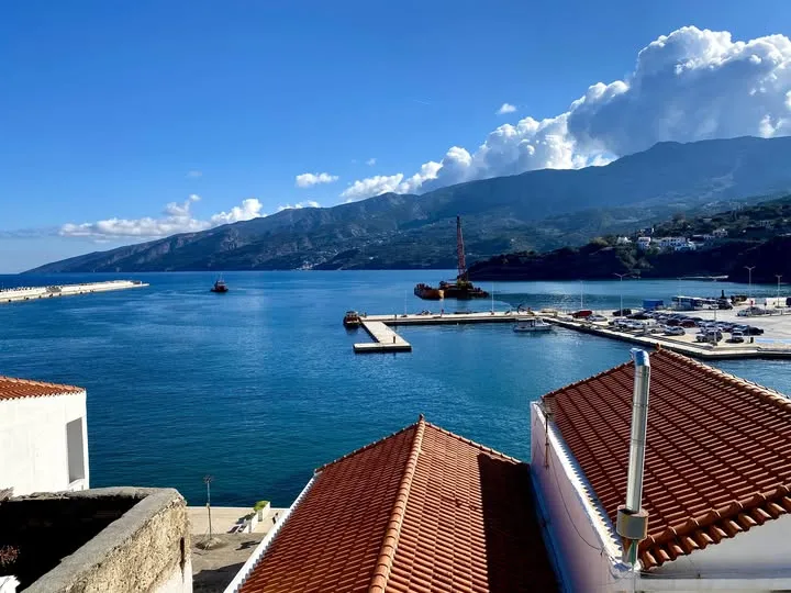 Βραχώδης ακτή παραλία Κεραμέ Εύδηλος Ικαρία