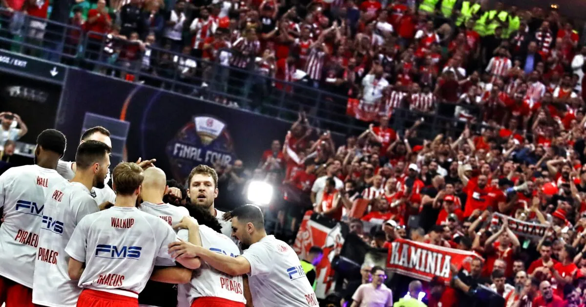 Φίλοι Ολυμπιακού γιορτάζουν στο T-Center Euroleague