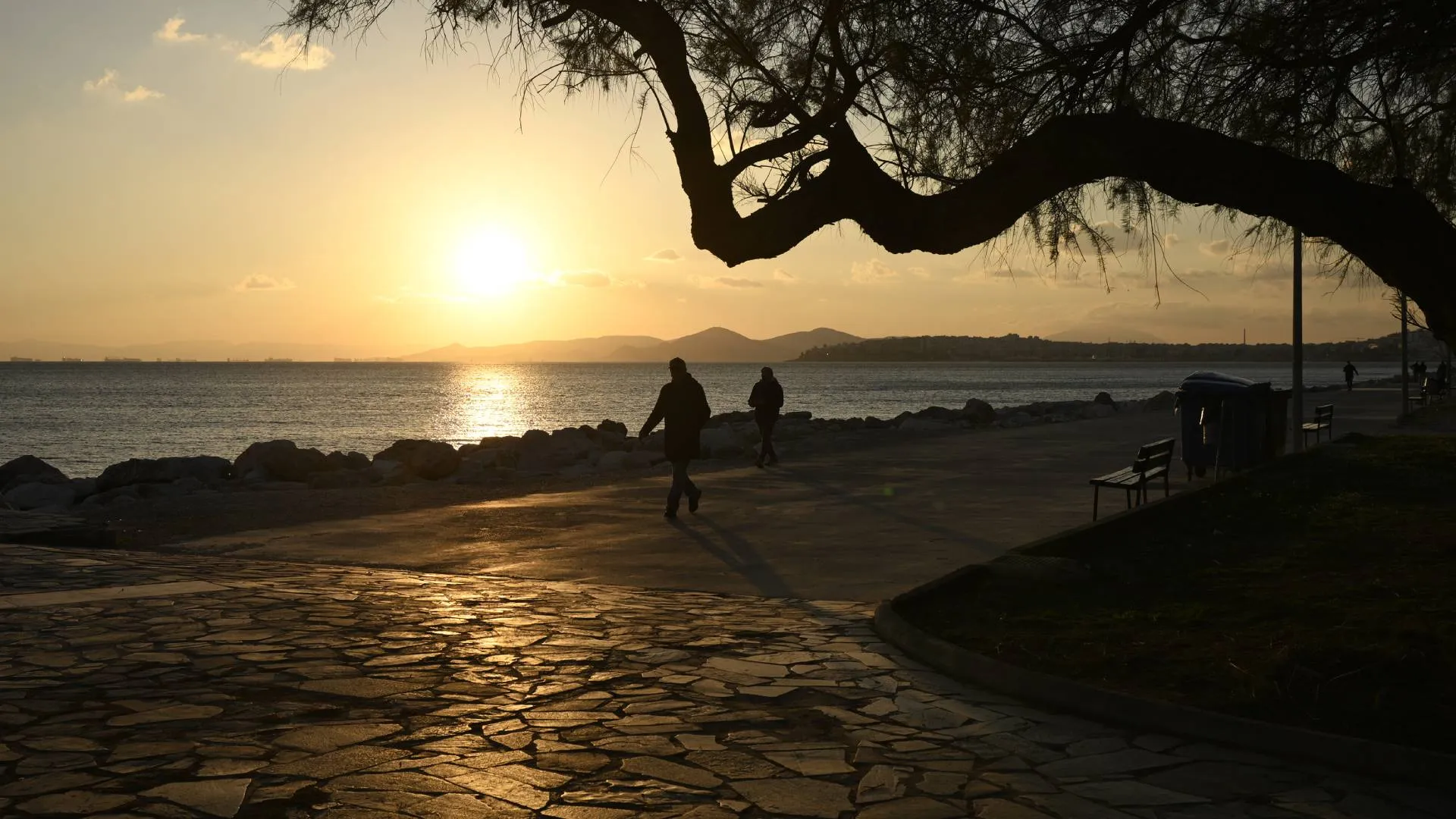 Σύννεφα και βροχή πάνω από ελληνική πόλη Μάιος